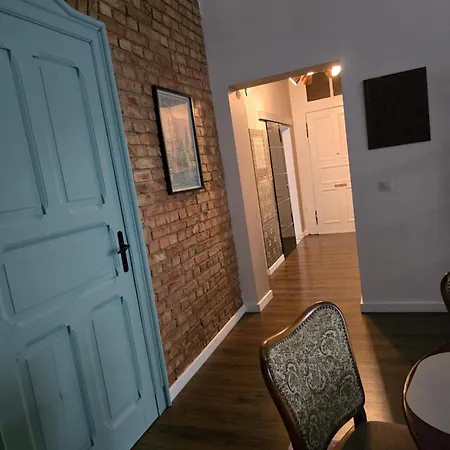 Charming Ground Floor - Center 아파트